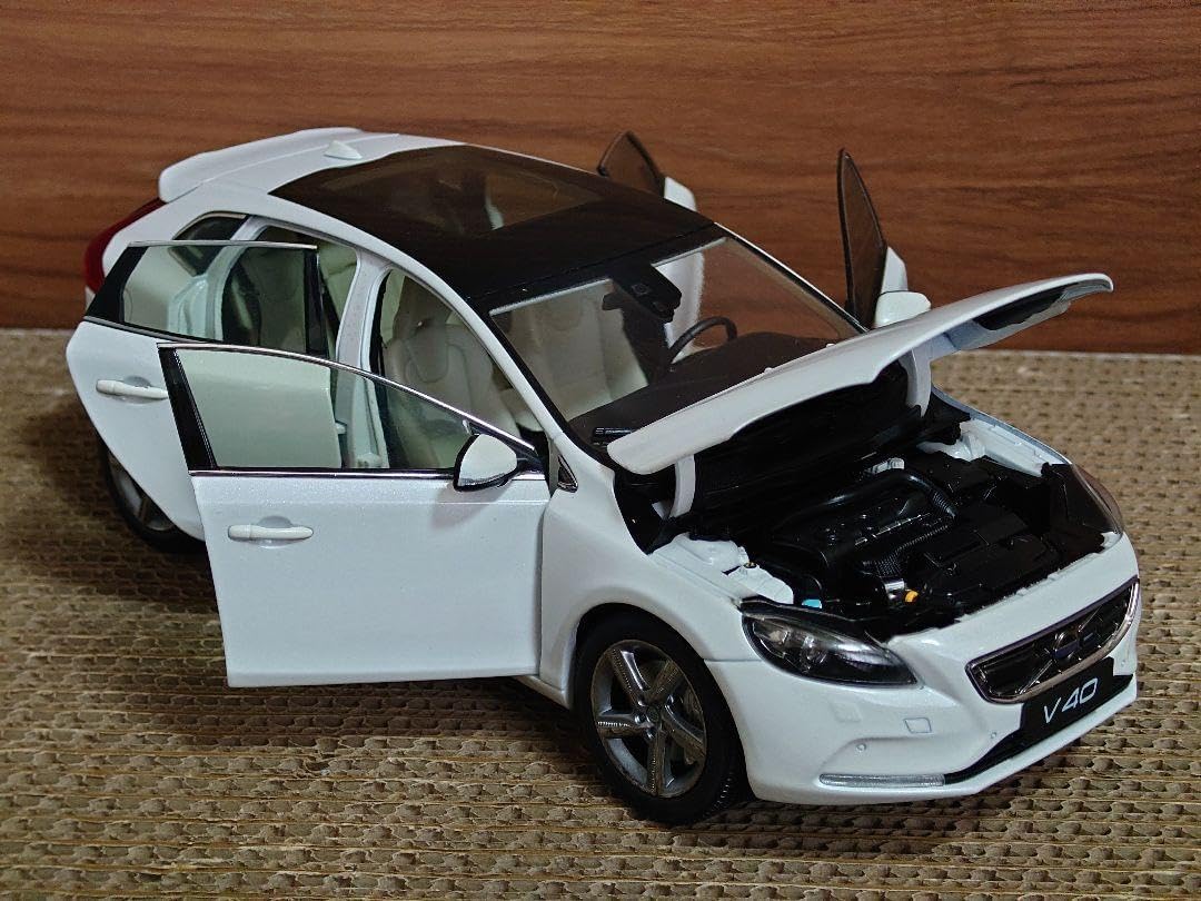 【希少美品ミニカー】ボルボ V40 1/18 精工モデルカー　ホワイトパール 22e8fcea414e7344b38ca3d734e8dc